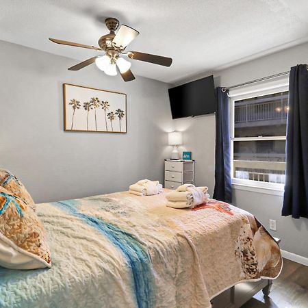 The Breakers #220 Beach Condo, Beautiful Ocean View At Coligny Beach, 4 N Forest Beach Drive Hilton Head, Walk To All Shops Restaurants, Renovated Jan 2024, Vacation Rental Hhi Llc ヒルトンヘッドアイランド エクステリア 写真