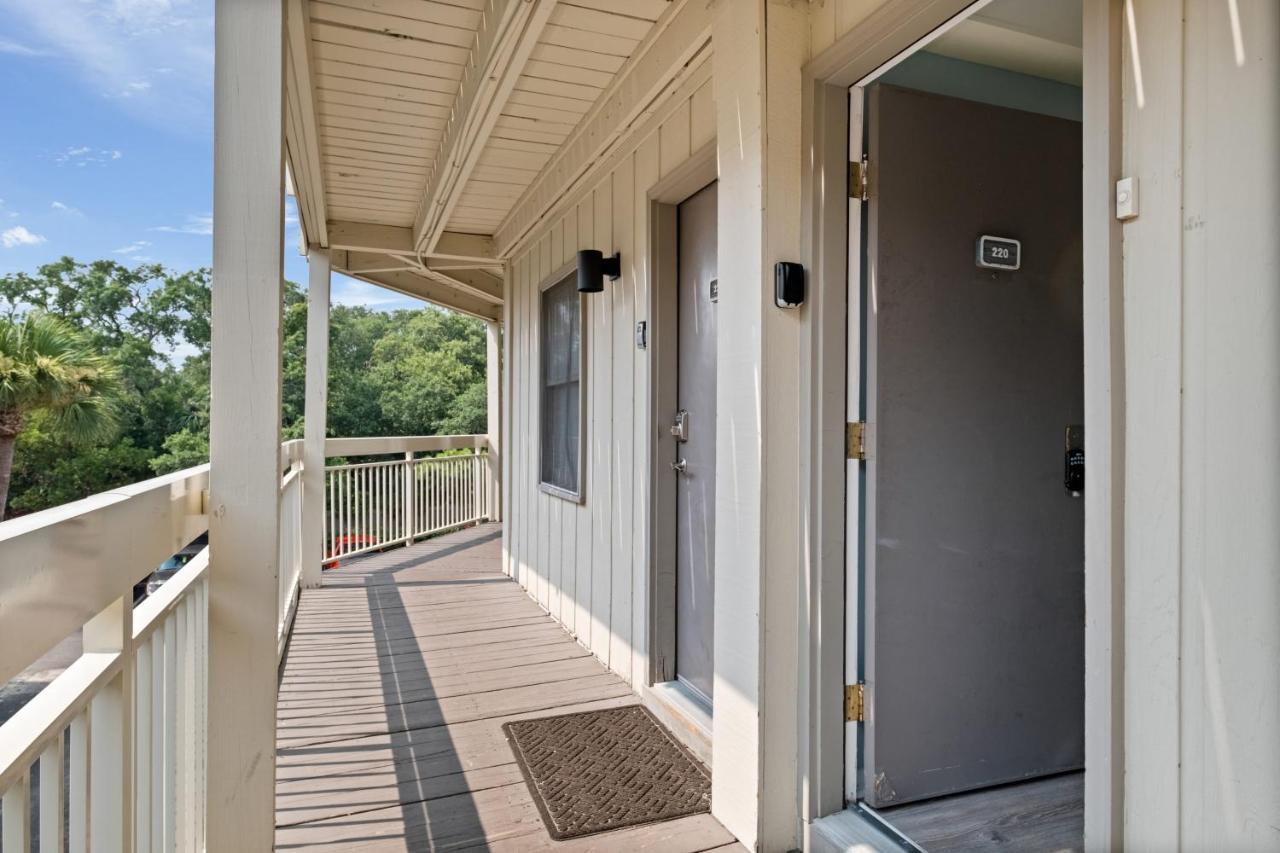 The Breakers #220 Beach Condo, Beautiful Ocean View At Coligny Beach, 4 N Forest Beach Drive Hilton Head, Walk To All Shops Restaurants, Renovated Jan 2024, Vacation Rental Hhi Llc ヒルトンヘッドアイランド エクステリア 写真