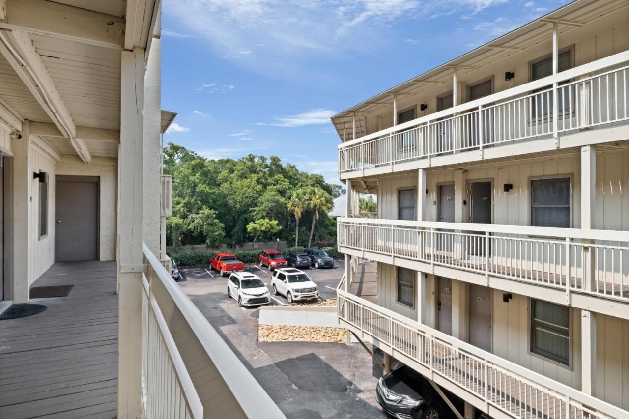 The Breakers #220 Beach Condo, Beautiful Ocean View At Coligny Beach, 4 N Forest Beach Drive Hilton Head, Walk To All Shops Restaurants, Renovated Jan 2024, Vacation Rental Hhi Llc ヒルトンヘッドアイランド エクステリア 写真