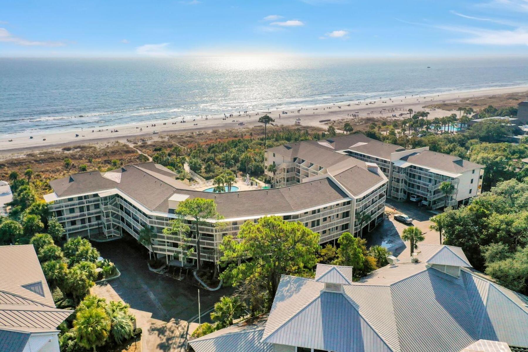 The Breakers #220 Beach Condo, Beautiful Ocean View At Coligny Beach, 4 N Forest Beach Drive Hilton Head, Walk To All Shops Restaurants, Renovated Jan 2024, Vacation Rental Hhi Llc ヒルトンヘッドアイランド エクステリア 写真