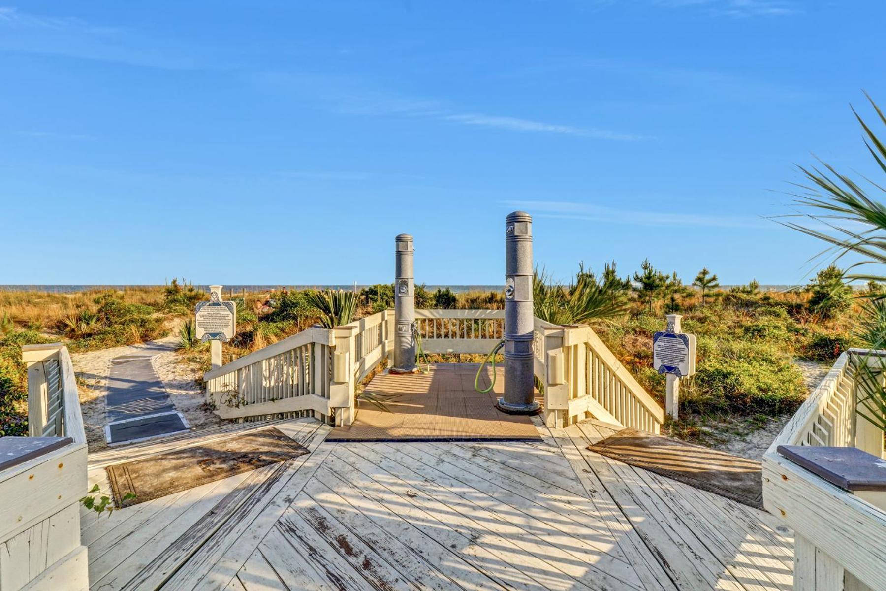 The Breakers #220 Beach Condo, Beautiful Ocean View At Coligny Beach, 4 N Forest Beach Drive Hilton Head, Walk To All Shops Restaurants, Renovated Jan 2024, Vacation Rental Hhi Llc ヒルトンヘッドアイランド エクステリア 写真