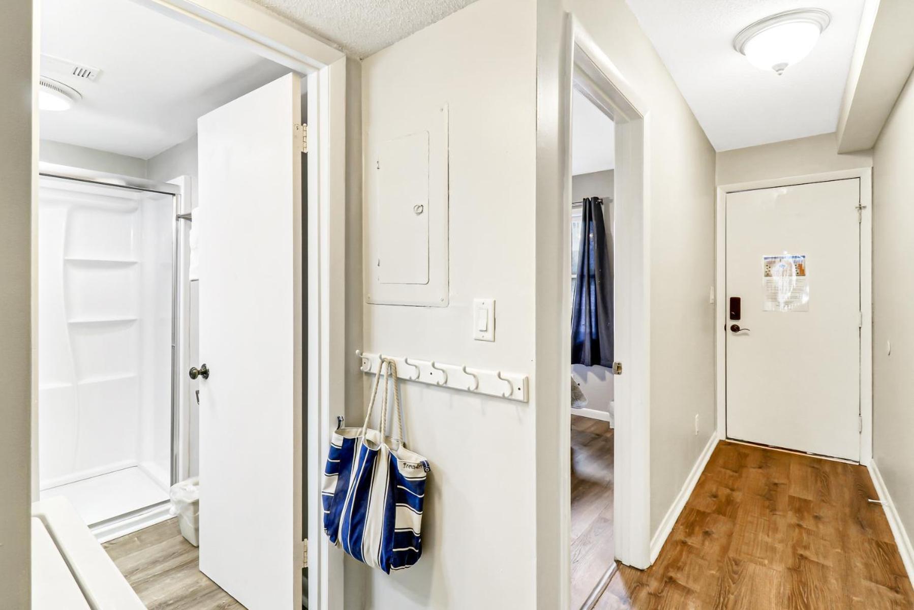 The Breakers #220 Beach Condo, Beautiful Ocean View At Coligny Beach, 4 N Forest Beach Drive Hilton Head, Walk To All Shops Restaurants, Renovated Jan 2024, Vacation Rental Hhi Llc ヒルトンヘッドアイランド エクステリア 写真