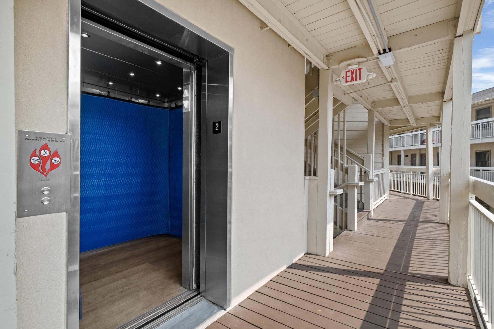 The Breakers #220 Beach Condo, Beautiful Ocean View At Coligny Beach, 4 N Forest Beach Drive Hilton Head, Walk To All Shops Restaurants, Renovated Jan 2024, Vacation Rental Hhi Llc ヒルトンヘッドアイランド エクステリア 写真