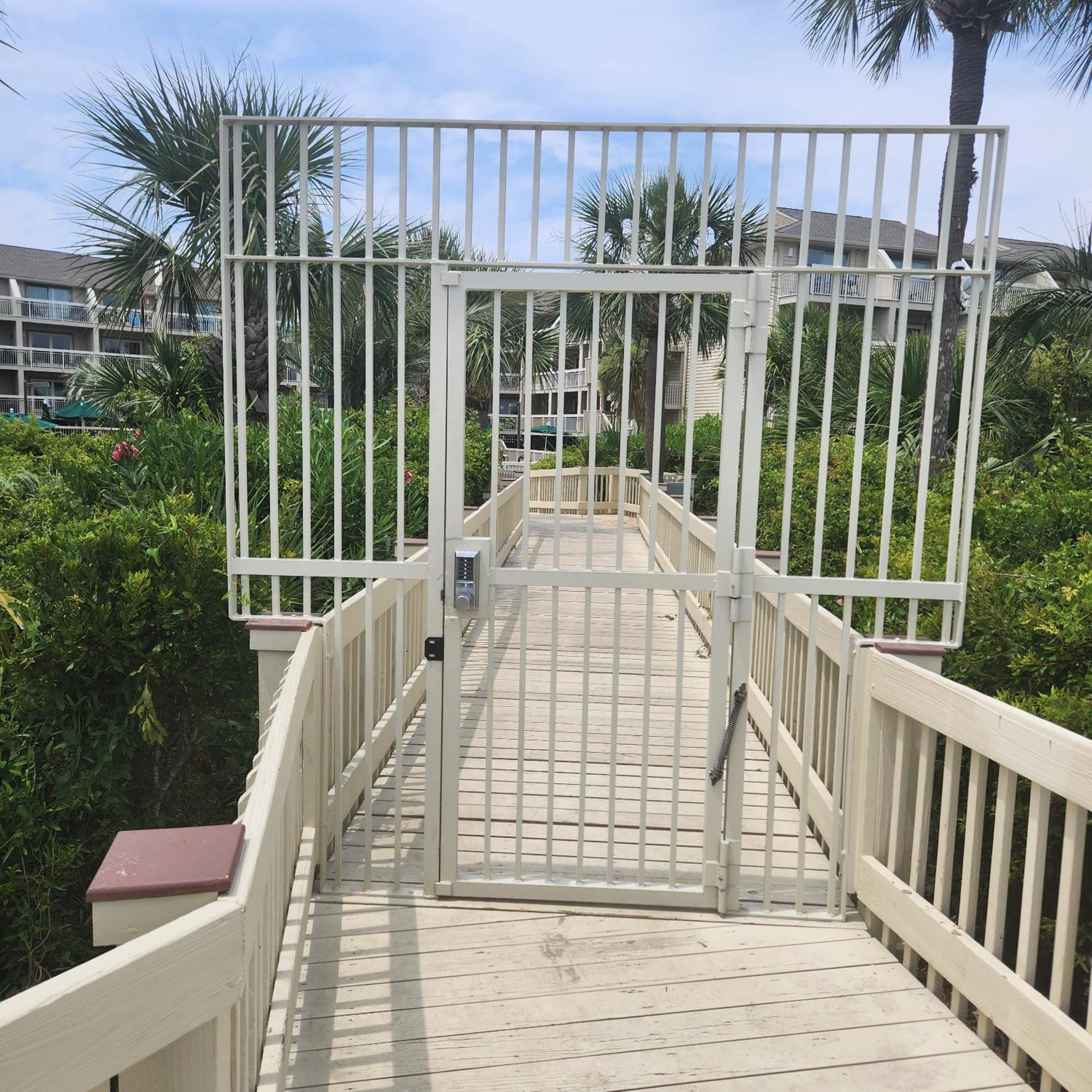 The Breakers #220 Beach Condo, Beautiful Ocean View At Coligny Beach, 4 N Forest Beach Drive Hilton Head, Walk To All Shops Restaurants, Renovated Jan 2024, Vacation Rental Hhi Llc ヒルトンヘッドアイランド 部屋 写真