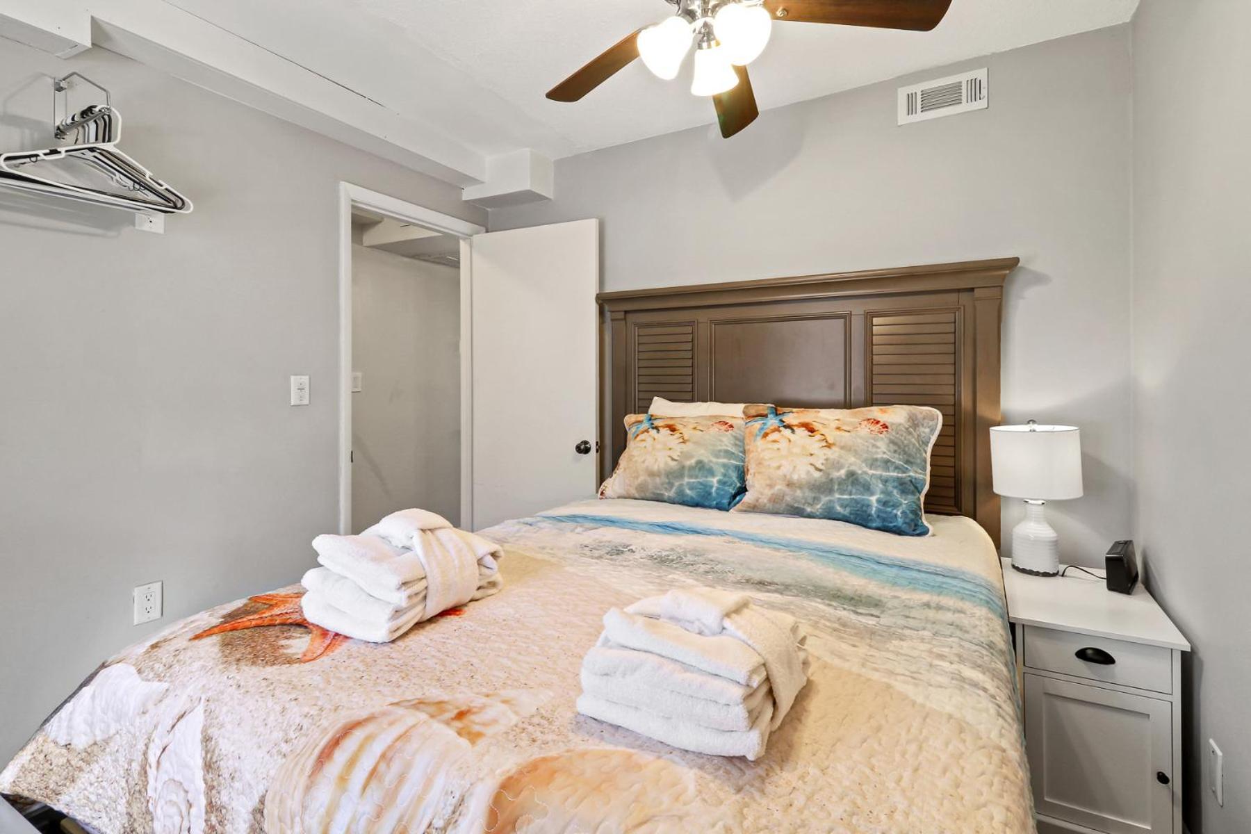 The Breakers #220 Beach Condo, Beautiful Ocean View At Coligny Beach, 4 N Forest Beach Drive Hilton Head, Walk To All Shops Restaurants, Renovated Jan 2024, Vacation Rental Hhi Llc ヒルトンヘッドアイランド エクステリア 写真