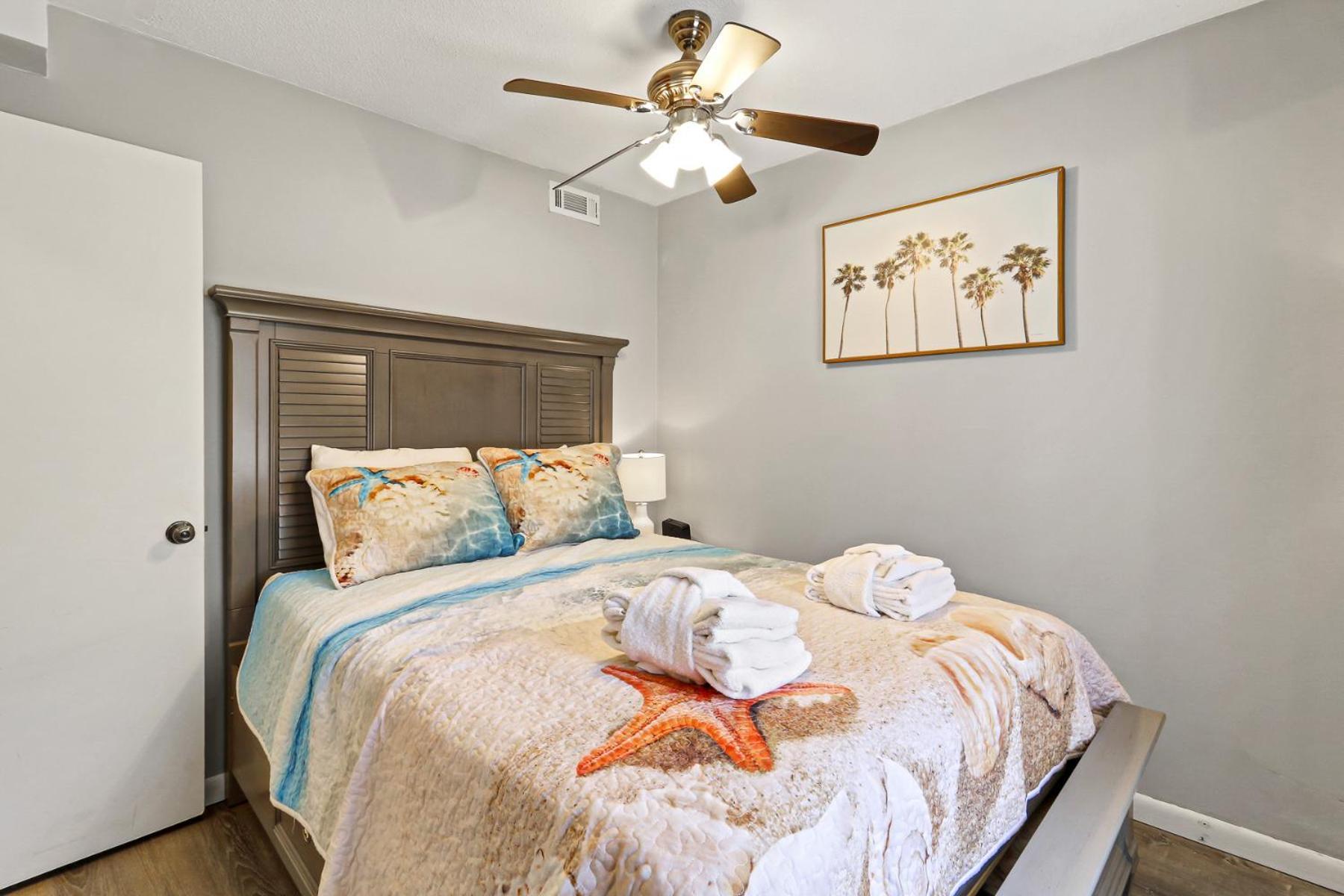 The Breakers #220 Beach Condo, Beautiful Ocean View At Coligny Beach, 4 N Forest Beach Drive Hilton Head, Walk To All Shops Restaurants, Renovated Jan 2024, Vacation Rental Hhi Llc ヒルトンヘッドアイランド エクステリア 写真