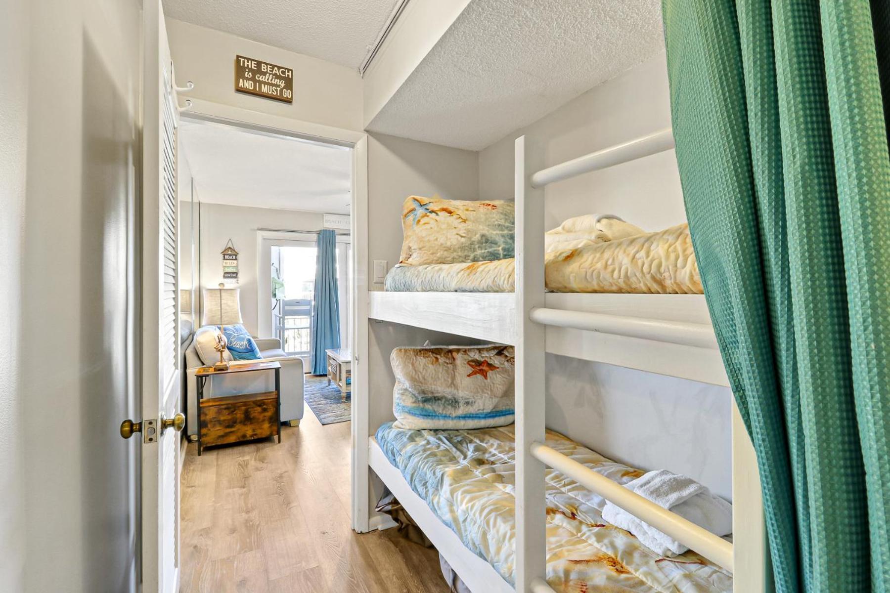 The Breakers #220 Beach Condo, Beautiful Ocean View At Coligny Beach, 4 N Forest Beach Drive Hilton Head, Walk To All Shops Restaurants, Renovated Jan 2024, Vacation Rental Hhi Llc ヒルトンヘッドアイランド エクステリア 写真